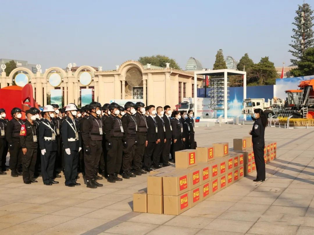 領(lǐng)導(dǎo)慰問北京展覽館一線保安員