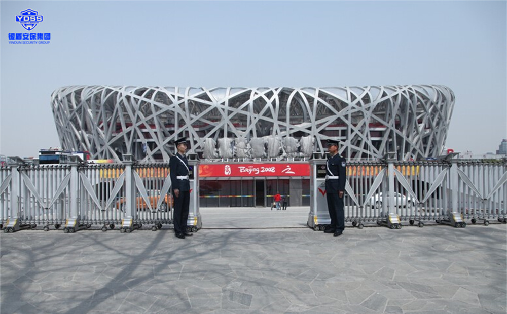 保安員在北京公司崗位執(zhí)勤中服務(wù)