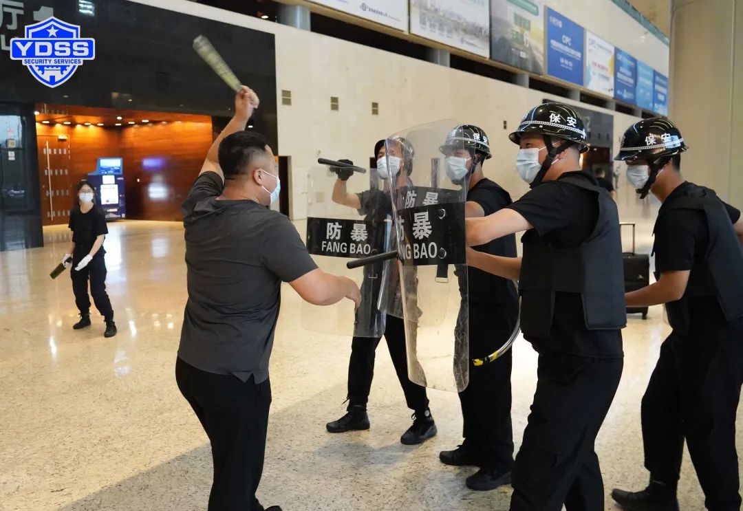 北京銀盾保安服務(wù)公司駐國家會議中心保安隊組織開展反恐消防應(yīng)急演練活動