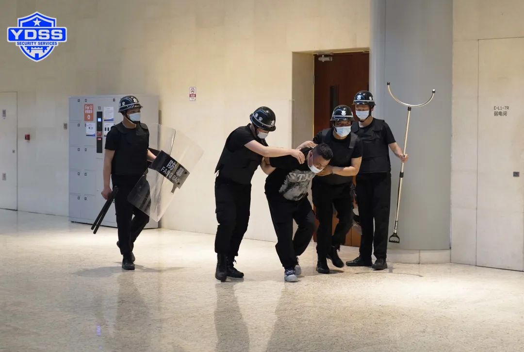 北京銀盾保安服務(wù)公司駐國家會議中心保安隊組織開展反恐消防應(yīng)急演練活動