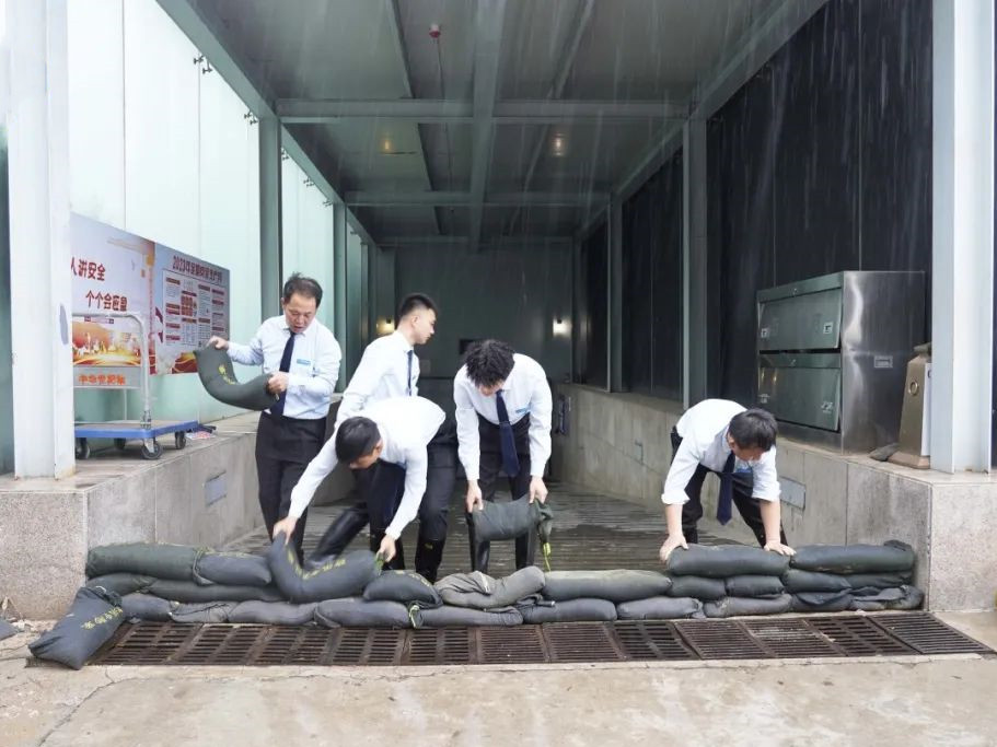 【雨情就是命令、防汛就是責(zé)任】銀盾保安駐中華世紀壇保安隊筑牢安全堤壩