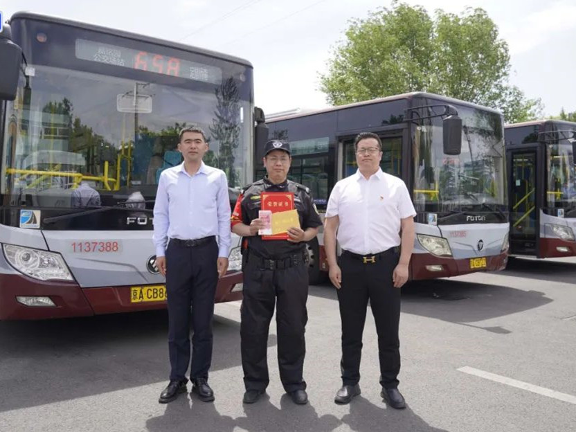 【平凡的崗位、創(chuàng)造不平凡】任長周同志展現(xiàn)新時(shí)代保安服務(wù)人員精神風(fēng)貌