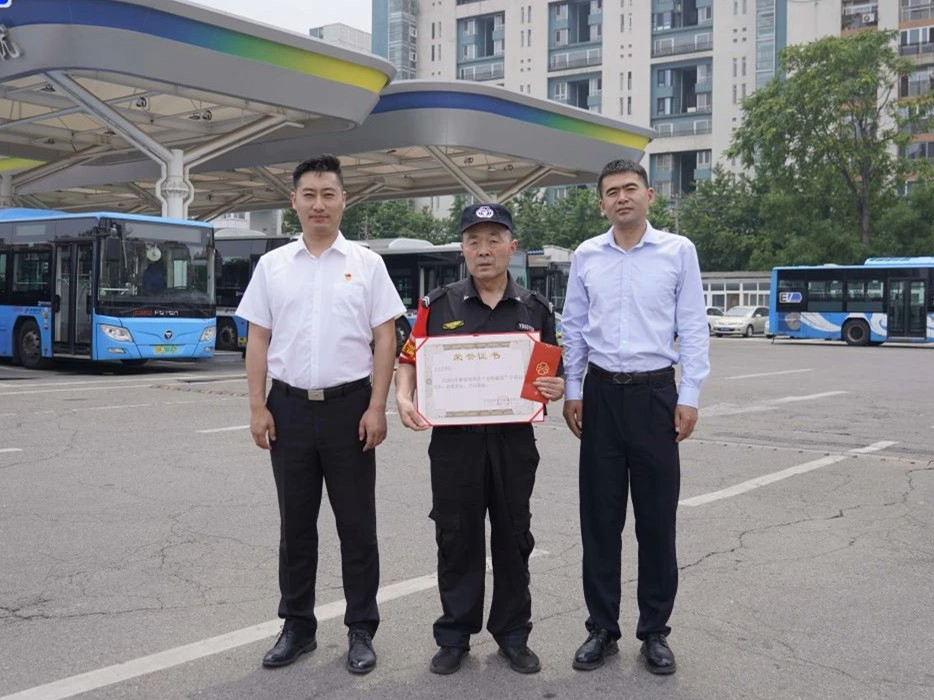 【用平凡善舉、傳遞正能量】銀盾保安駐北京公交集團(tuán)乘務(wù)管理員王大平獲贊譽(yù)